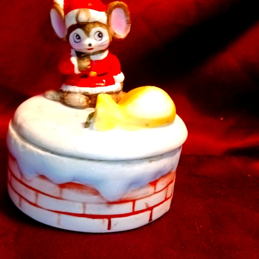 HOMCO 66-89 Christmas covered trinket dish or jewelry box. Santa mouse. Vintage